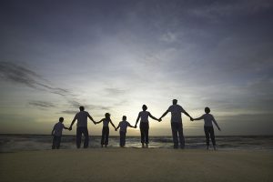 家人在海灘上握手