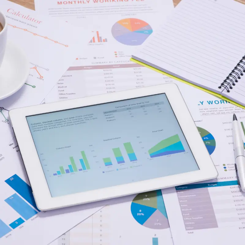 堆疊的商業圖表與頂部的 ipad