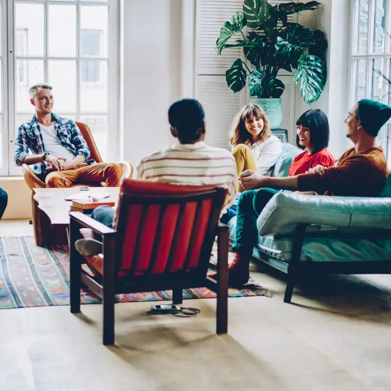 年輕人在辦公室聚會