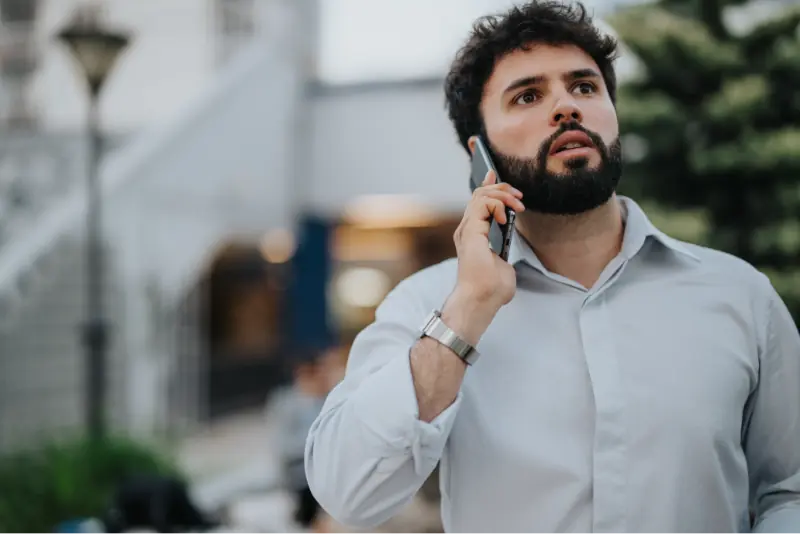 年輕人在講電話